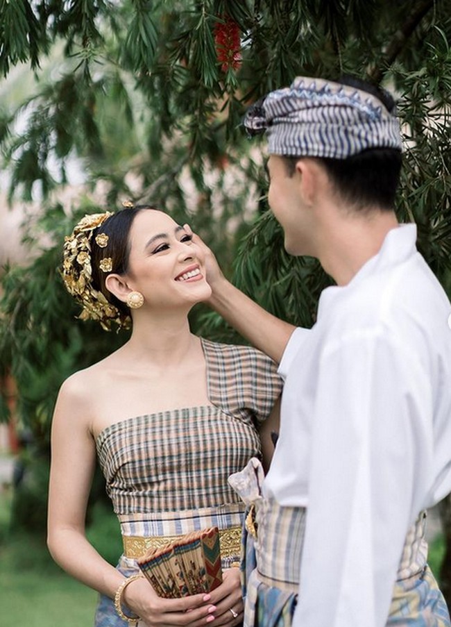 Dalam potret prewedding mereka, Laura dan Indra mengenakan tenun ikat Bali. Foto: dok. Instagram