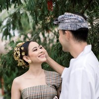 Dalam potret prewedding mereka, Laura dan Indra mengenakan tenun ikat Bali. Foto: dok. Instagram