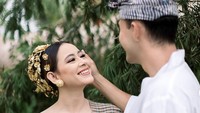 Laura Theux dan Indra Brotolaras juga menjadikan Bali sebagai lokasi pernikahan. Foto: dok. Instagram