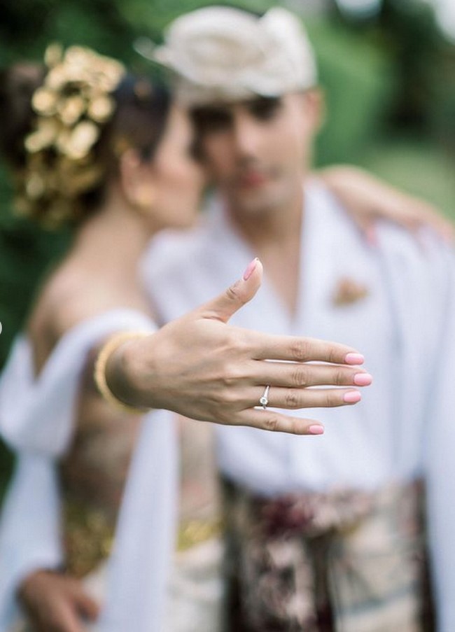 Kamu adalah segalanya bagiku, sahabat dan pasangan hidupku. Laura dan saya akan menempuh hidup yang baru bersama. Dengan restu keluarga dan sang pencipta kami akan menikah tanggal 23-03-2023. Kami sekeluarga meminta doa dan restu agar adat dan prosesi pernikahan berjalan lancar. Astungkara,” begitu keterangan foto Indra. Foto: dok. Instagram