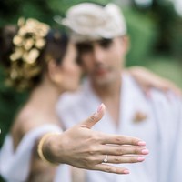 Kamu adalah segalanya bagiku, sahabat dan pasangan hidupku. Laura dan saya akan menempuh hidup yang baru bersama. Dengan restu keluarga dan sang pencipta kami akan menikah tanggal 23-03-2023. Kami sekeluarga meminta doa dan restu agar adat dan prosesi pernikahan berjalan lancar. Astungkara,” begitu keterangan foto Indra. Foto: dok. Instagram