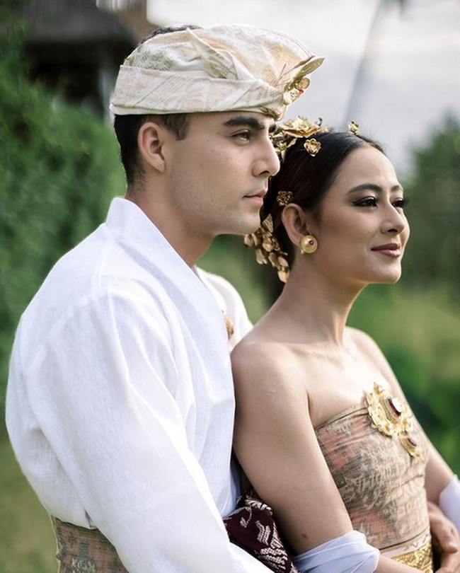 Laura Theux dan Indra Brotolaras keduanya adalah pesinetron yang bermain di sinetron Suami pengganti. Laura dan Indra akhirnya jatuh cinta dan melangsungkan pernikahan pada 23 Maret di Bali. Inilah potret prewedding keduanya. Foto: dok. Instagram