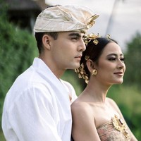 Laura Theux dan Indra Brotolaras keduanya adalah pesinetron yang bermain di sinetron Suami pengganti. Laura dan Indra akhirnya jatuh cinta dan melangsungkan pernikahan pada 23 Maret di Bali. Inilah potret prewedding keduanya. Foto: dok. Instagram
