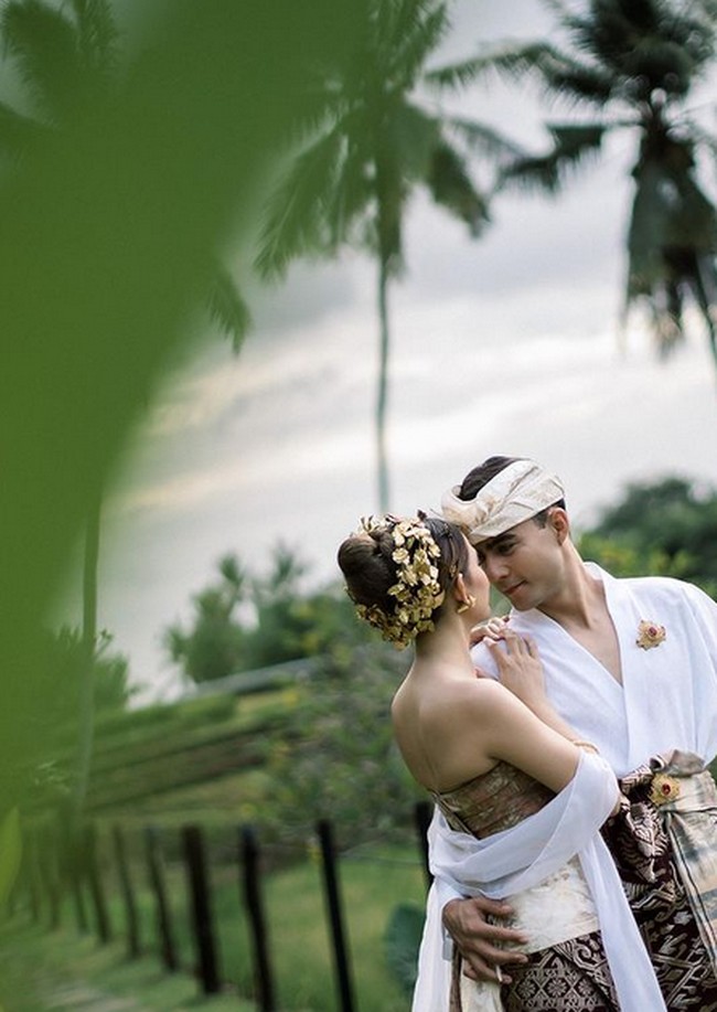 Keduanya dinilai cocok karena sama-sama berasal dari Bali. Tak heran jika potret prewedding sampai pernikahan mereka beradat Bali. Foto: dok. Instagram