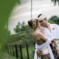 Keduanya dinilai cocok karena sama-sama berasal dari Bali. Tak heran jika potret prewedding sampai pernikahan mereka beradat Bali. Foto: dok. Instagram