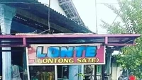 Menggunakan nama unik menjadi salah satu trik pedagang ini. Gerobak satenya sengaja dituliskan Lonte yang berarti Lontong Sate. Foto: 1cak.com