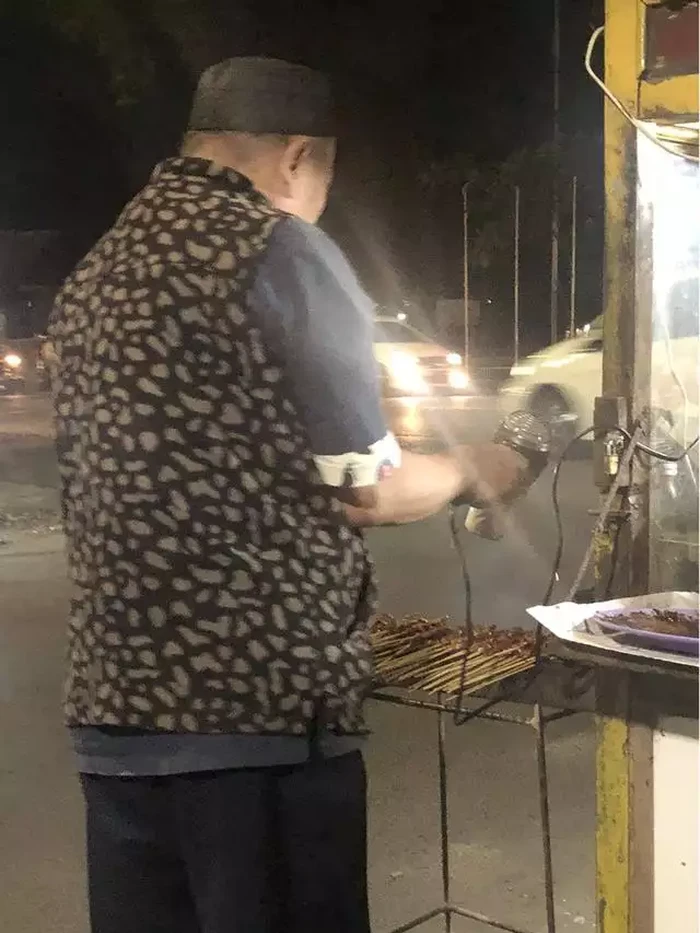 Life hack tukang sate Kocak! 10 Trik Keren Tukang Sate Ini Bikin Geleng Kepala