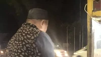  Merasa membutuhkan lebih banyak tenaga panas agar satenya cepat matang, pedagang ini punya trik kocak. Ia memilih menggunakan pengering rambut untuk mengipas satenya. Foto: 1cak.com