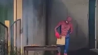 Disebut sebagai pertanda dunia sudah aman, aksi Spiderman berjualan sate ini menyedot perhatian netizen. Tanpa kegerahan, seorang penjual sate menggunakan pakaian Spiderman lengkap. Foto: 1cak.com