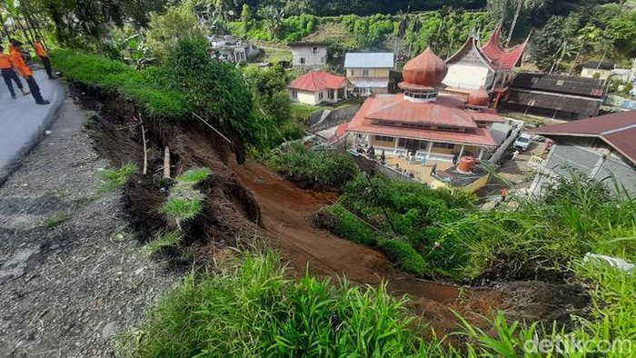 Longsor di Agam, Sumbar sebabkan dua orang tewas.