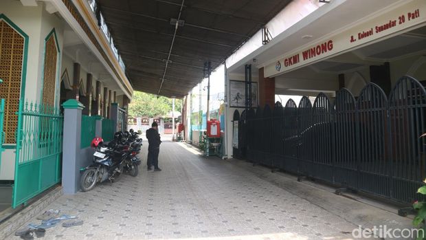 Masjid dan gereja yang berdampingan di Desa Winong, Kecamatan Kota, Pati, Sabtu (25/3/2023).