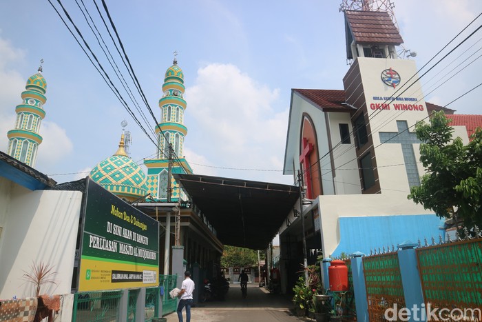 Masjid dan gereja yang berdampingan di Desa Winong, Kecamatan Kota, Pati, Sabtu (25/3/2023).