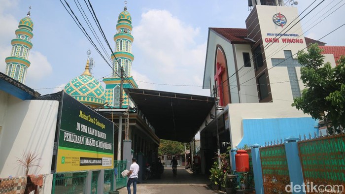 Masjid dan gereja yang berdampingan di Desa Winong, Kecamatan Kota, Pati, Sabtu (25/3/2023).