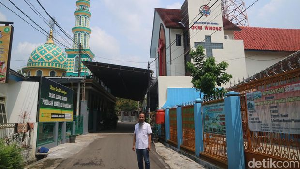 Masjid dan gereja yang berdampingan di Desa Winong, Kecamatan Kota, Pati, Sabtu (25/3/2023).