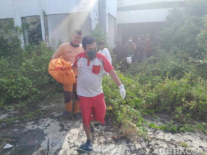 Mayat pria membusuk ditemukan di plafon rumah kosong di Kota Semarang, Rabu (22/3/2023).