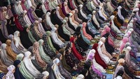 Sejumlah santri menunaikan salat berjamaah Pondok Pesantren Darussalam, Kabupaten Ciamis, Jawa Barat. Antara Foto/Adeng Bustomi.