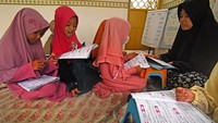 Mereka juga belajar membaca Al Quran saat mengikuti pesantren kilat di Serang, Banten. Pesantren kilat tersebut untuk mengisi waktu ibadah Ramadan dengan belajar membaca dan menghafal Al Quran. Antara Foto/Asep Fathulrahman.