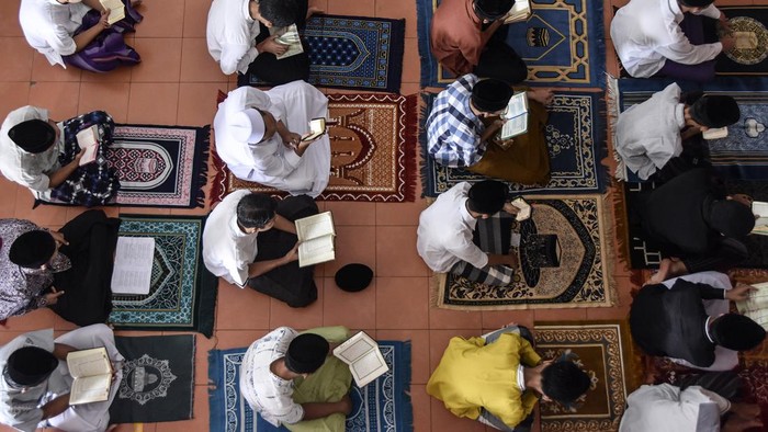Ramadan telah tiba. Para santri pun melakukan berbagai kegiatan selama Ramadan. Yuk lihat dari dekat kegiatannya.