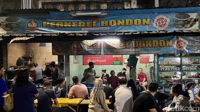 Mencicipi Perkedel Bondon, Kuliner Malam Ikonik Bandung Sejak 1980