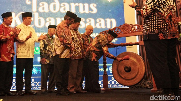 Momen Said Aqil Buka Tadarus Kebangsaan Ormas Islam Ketua Umum Lembaga Persahabatan Ormas Islam (LPOI) Said Aqil Siroj resmi membuka Tadarus Kebangsaan di Jakarta, Sabtu (25/3). Acara itu turut diikuti 25 ormas Islam.