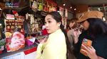 Nagita Slavina Kalap Jajan Sushi dan Es Krim di Tsukiji Market!