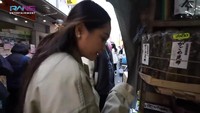 Setibanya di sana, ia langsung terpana dengan penjual bahan masakan khas Jepang. Ia menyebut ada bahan makanan yang begitu disukainya. Foto: YouTube/RANS Entertainment