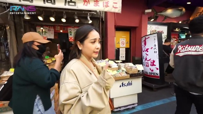 Nagita Slavina Kalap Jajan Sushi dan Es Krim di Tsukiji Market!