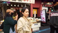 Nagita Slavina memboyong keluarganya dan RANS Entertainment berlibur ke Jepang. Salah satu tempat yang dikunjunginya adalah Tsukiji Market yang ikonik. Foto: YouTube/RANS Entertainment