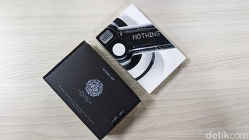 Begitu kotaknya dibuka, pengguna akan langsung disambut dengan kode QR yang bisa di-scan untuk mengunduh aplikasi Nothing X. Foto: Virgina Maulita Putri/detikINET