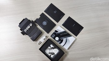 Seperti ini isi kotak kemasan Nothing Ear (2). Ada booklet user guide, warranty dan safety information, kabel USB-C to USB-C, earbud tips pengganti, dan tentu saja unit Nothing Ear (2). Foto: Virgina Maulita Putri/detikINET