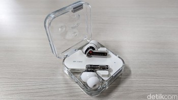 Desainnya terlihat masih sama persis dengan Nothing Ear generasi pertama. Foto: Virgina Maulita Putri/detikINET