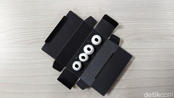 Nothing menyediakan dua earbud tips pengganti berukuran kecil dan besar. Foto: Virgina Maulita Putri/detikINET
