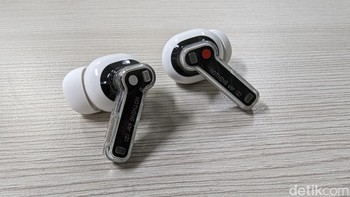 Bentuk buds Nothing Ear (2) yang masih didominasi warna putih, hitam, dan sedikit warna merah untuk membedakan buds kanan dan kiri. Foto: Virgina Maulita Putri/detikINET
