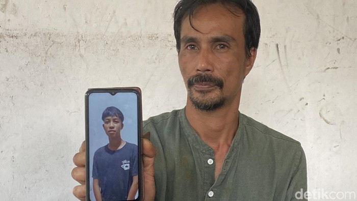 Pembacokan murid SMP di Sukabumi menewaskan ARSS (14).  Ayah korban, Adrianto memperlihatkan foto anaknya yang jadi korban pembacokan.