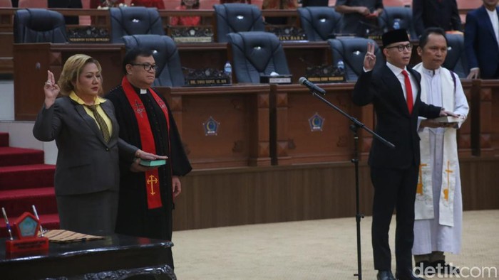 Pengambilan sumpah dua anggota DPRD Sulut yang baru dilantik.