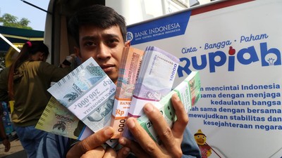 Warga Mulai Ramai-ramai Tukar Uang Baru untuk Lebaran
