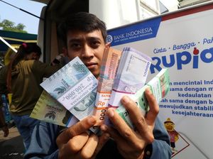 Warga Mulai Ramai-ramai Tukar Uang Baru untuk Lebaran