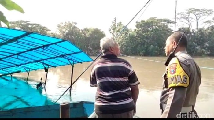 perahu tambang kemlaten surabaya tenggelam