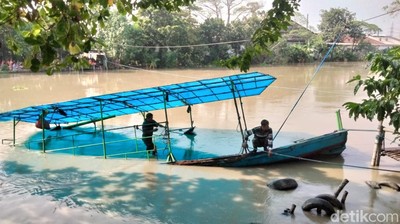 Penampakan Perahu Tambang Tenggelam di Sungai Brantas Kemlaten Surabaya