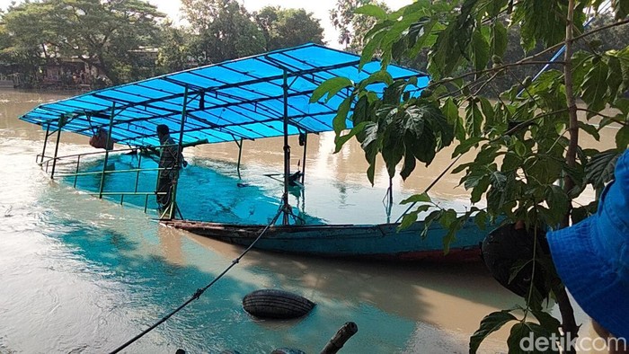 perahu tambang kemlaten surabaya tenggelam