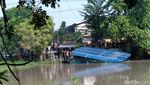 Penampakan Perahu Tambang Tenggelam di Sungai Brantas Kemlaten Surabaya