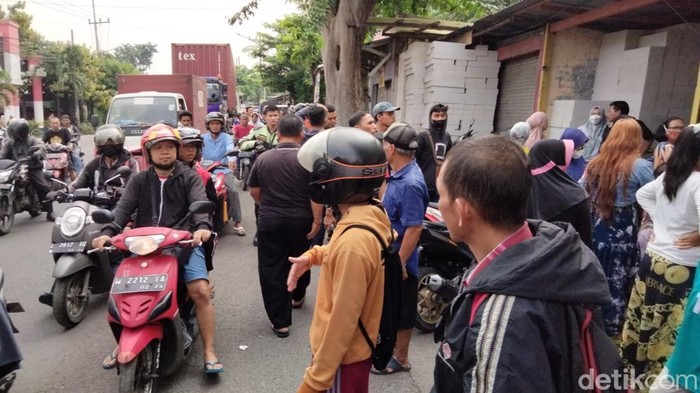 perahu tambang kemlaten surabaya tenggelam bikin lalin mastrip macet