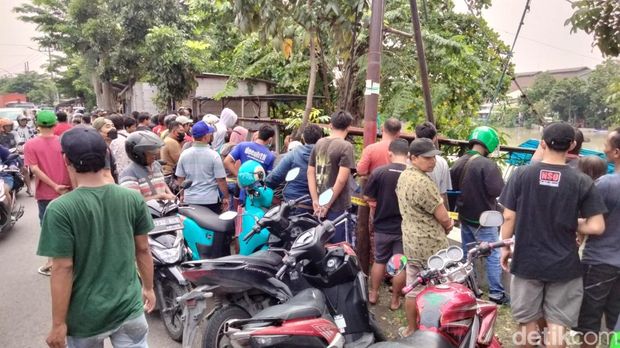 perahu tambang kemlaten surabaya tenggelam bikin lalin mastrip macet