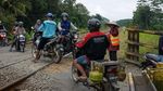 Aduh! Masih Ada Perlintasan KA Tanpa Palang Pintu