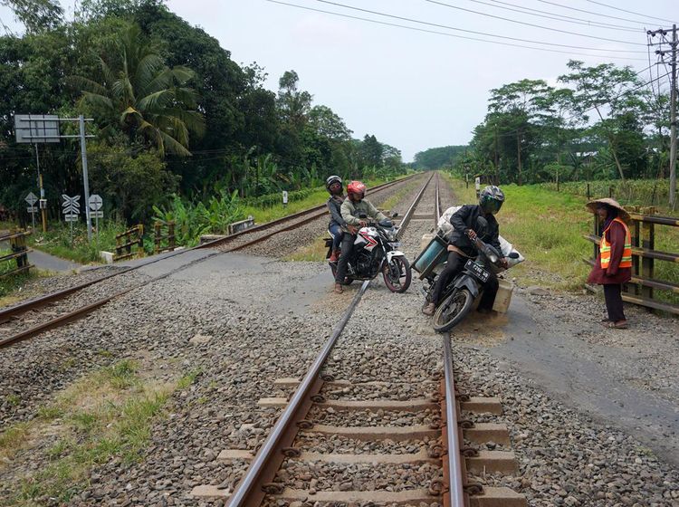 Aduh! Masih Ada Perlintasan KA Tanpa Palang Pintu