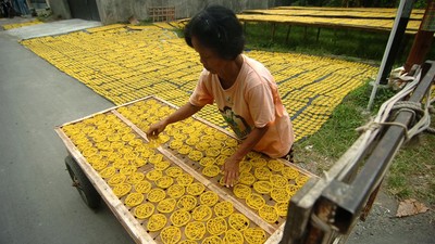 Permintaan Kerupuk Mie Meningkat di Tegal