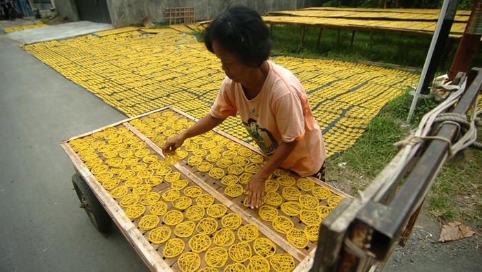 PERMINTAAN KERUPUK MIE DI TEGAL Pekerja menjemur kerupuk mie di Desa Harjosari, Kabupaten Tegal, Jawa Tengah, Sabtu (25/3/2023). Perajin kerupuk setempat mengatakan permintaan kerupuk mie yang dijual seharga Rp15 ribu per kilogram itu sejak sepekan terakhir meningkat hingga 50 persen dari dua kuintal menjadi tiga kuintal per hari, diprediksi peningkatan permintaan kerupuk khas Tegal tersebut hingga Lebaran mendatang. ANTARA FOTO/Oky Lukmansyah/rwa.
