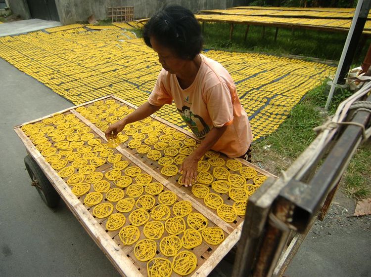 Permintaan Kerupuk Mie Meningkat di Tegal