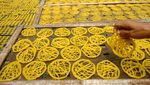 Permintaan Kerupuk Mie Meningkat di Tegal