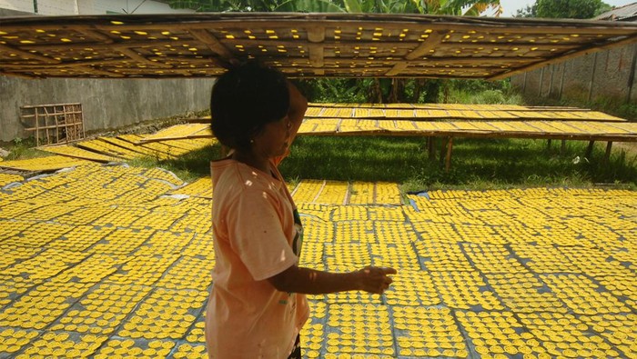 PERMINTAAN KERUPUK MIE DI TEGAL Pekerja menjemur kerupuk mie di Desa Harjosari, Kabupaten Tegal, Jawa Tengah, Sabtu (25/3/2023). Perajin kerupuk setempat mengatakan permintaan kerupuk mie yang dijual seharga Rp15 ribu per kilogram itu sejak sepekan terakhir meningkat hingga 50 persen dari dua kuintal menjadi tiga kuintal per hari, diprediksi peningkatan permintaan kerupuk khas Tegal tersebut hingga Lebaran mendatang. ANTARA FOTO/Oky Lukmansyah/rwa.